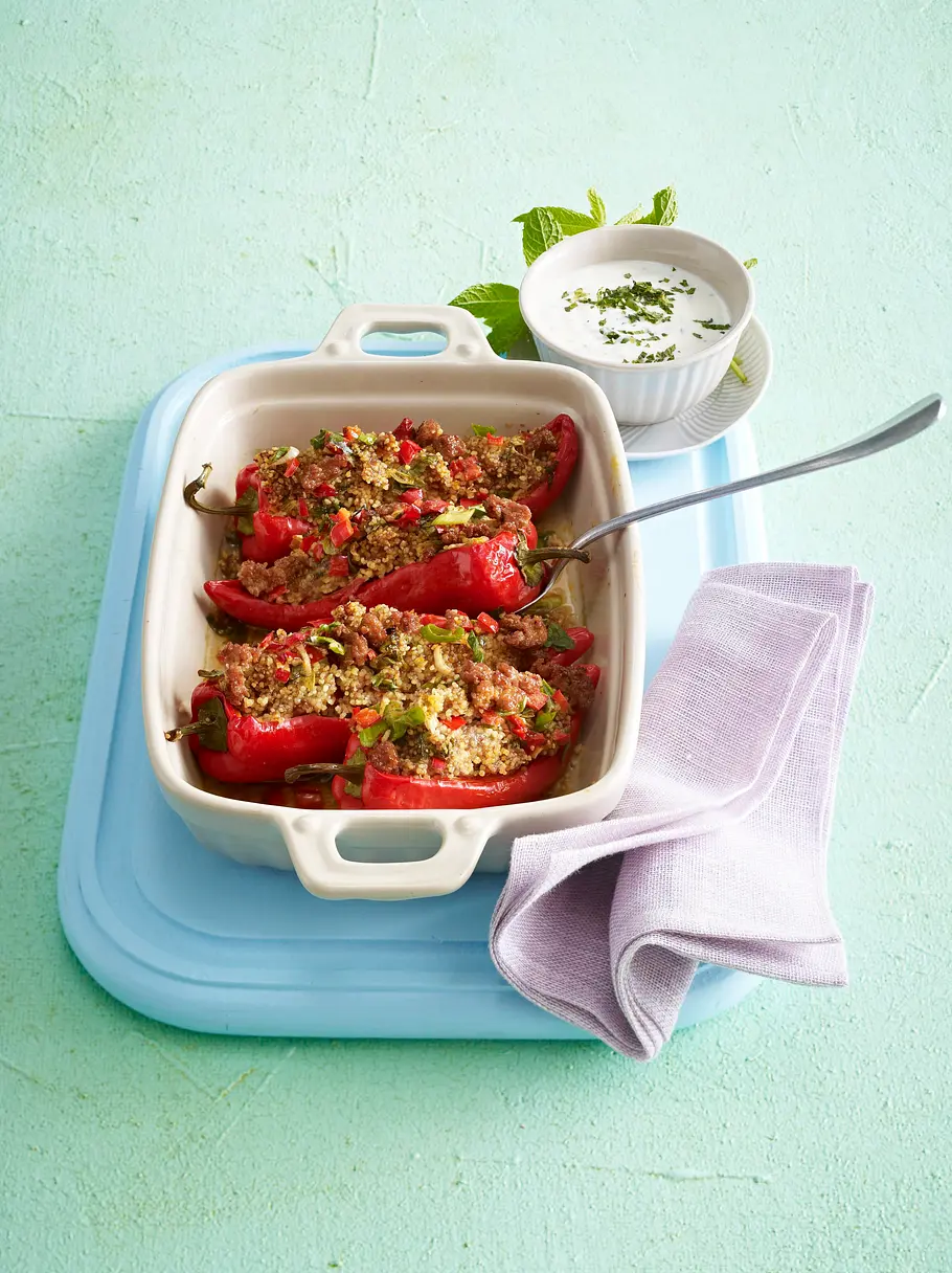 Gefüllte Spitzpaprika mit Joghurt-Minz-Dip Rezept Gefüllte Spitzpaprika mit Joghurt-Minz-Dip Rezept