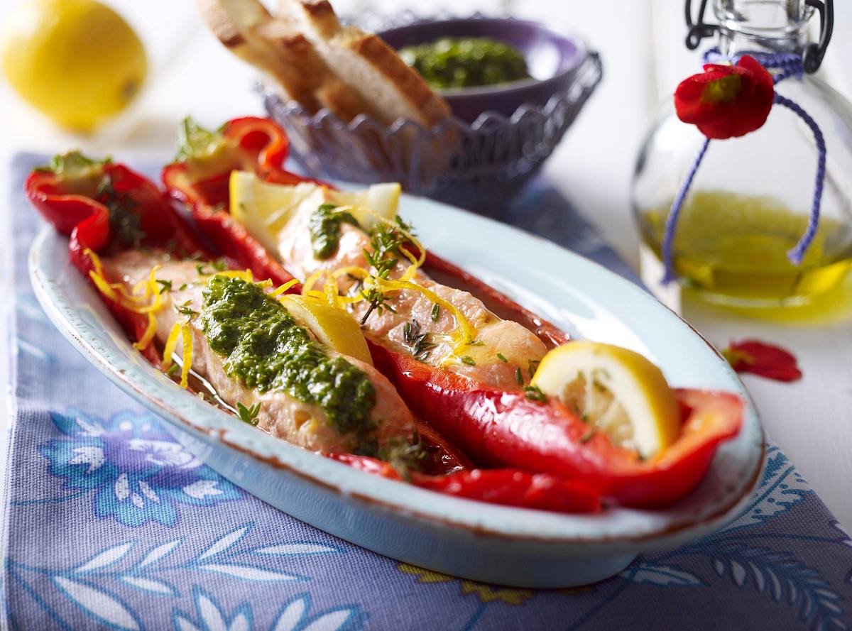 Gefüllte Spitzpaprika mit Lachs und Zitronenöl vom Grill mit Salsa verde und Brot Rezept