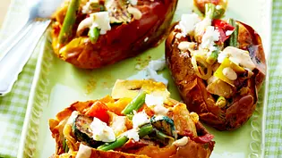 Gefüllte Süßkartoffel „Fünf-Zutaten-Wunder“ Rezept - Foto: LECKER @ Bauer Media Group Gefüllte Süßkartoffel „Fünf-Zutaten-Wunder“ Rezept - Foto: LECKER @ Bauer Media Group
