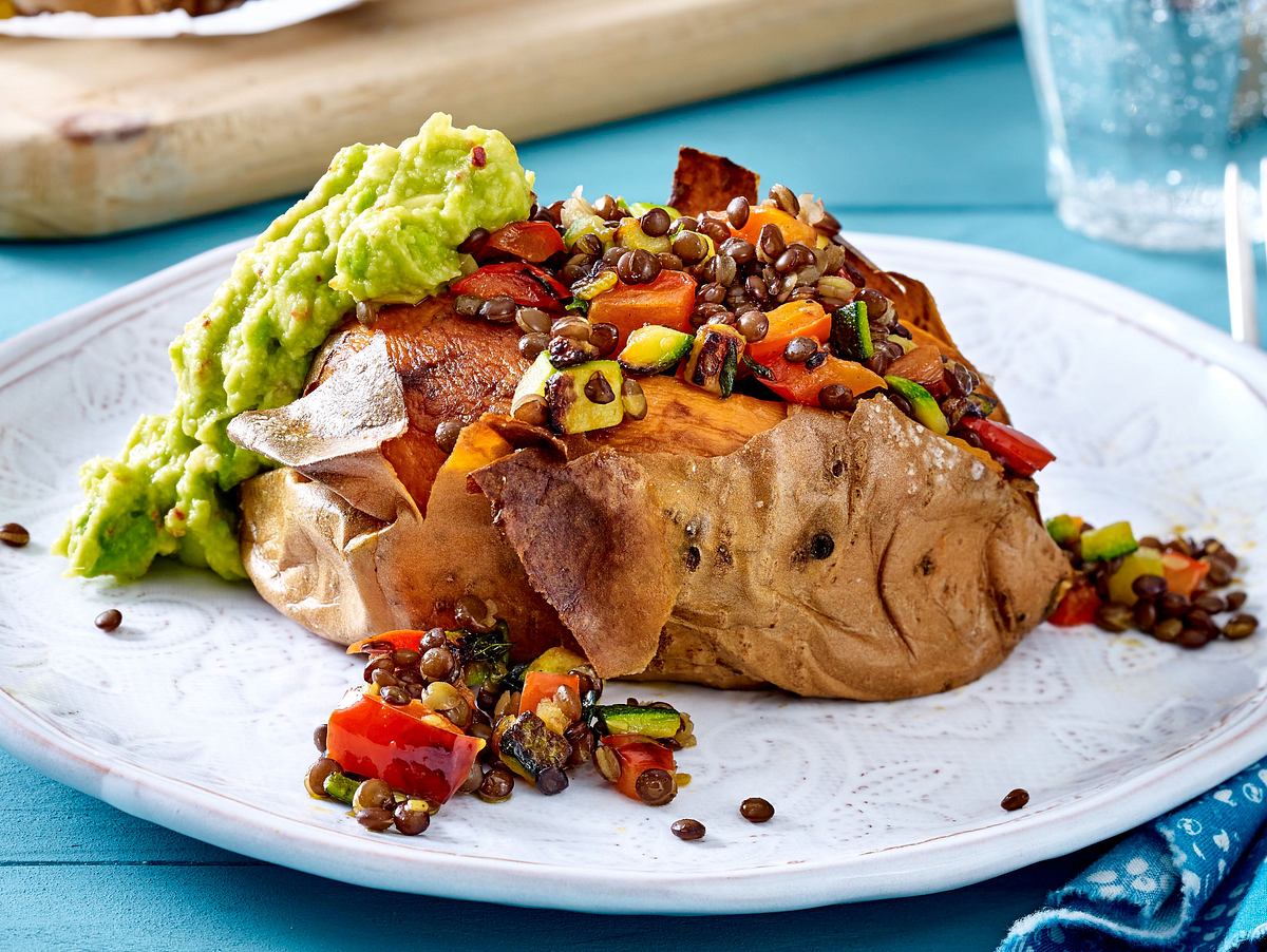 Gefüllte Süßkartoffel mit Belugalinsen und Guacamole Rezept