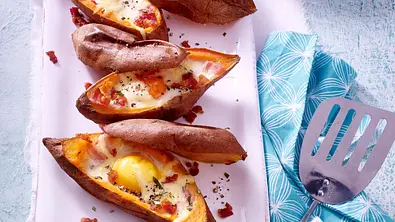 Gefüllte Süßkartoffel mit Ei, Käse, Bacon und Rosmarin Rezept - Foto: LECKER @ Bauer Media Group