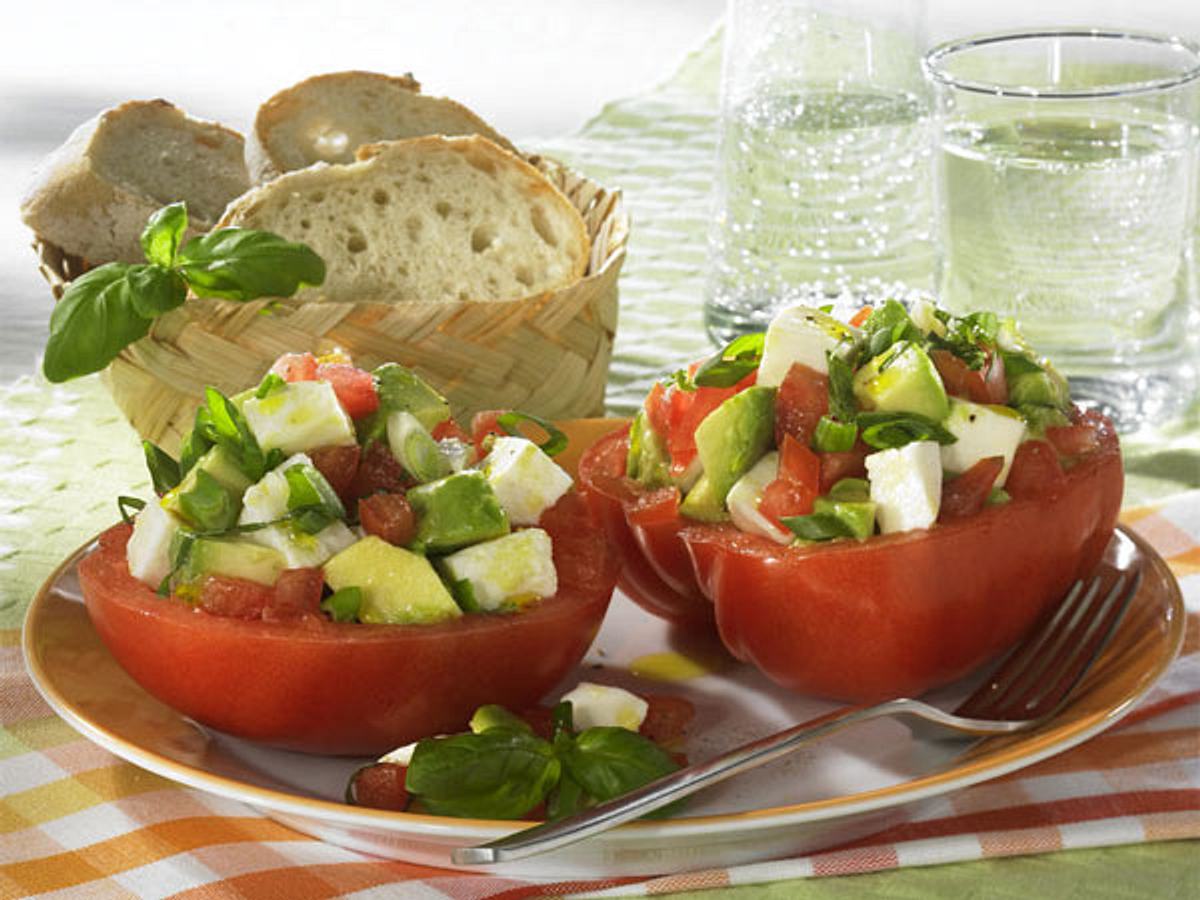 GEFÜLLTE TOMATE MIT AVOCADOSALAT Rezept