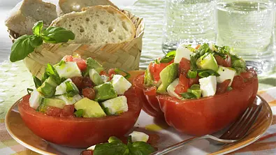 GEFÜLLTE TOMATE MIT AVOCADOSALAT Rezept - Foto: LECKER @ Bauer Media Group
