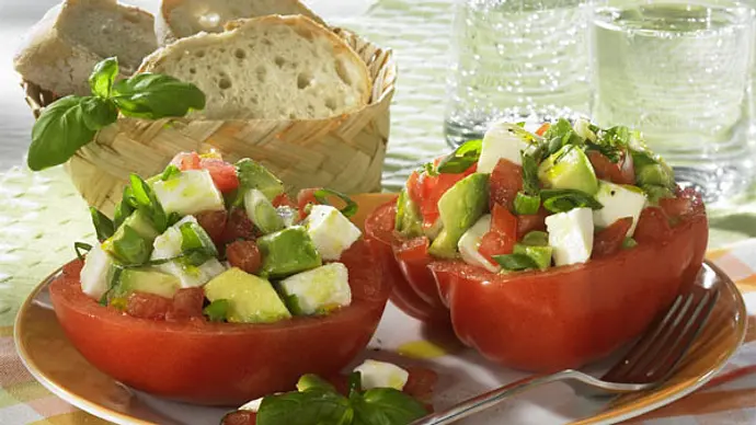 GEFÜLLTE TOMATE MIT AVOCADOSALAT Rezept - Foto: LECKER @ Bauer Media Group