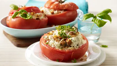 Gefüllte Tomate mit Ricotta-Mozzarella Rezept - Foto: LECKER @ Bauer Media Group
