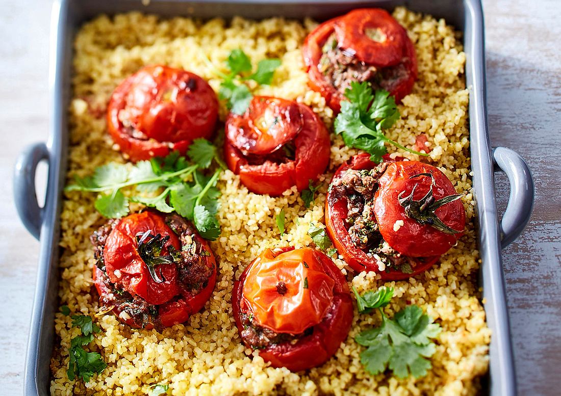 Gefüllte Tomaten auf Gewürz-Bulgur Rezept | LECKER