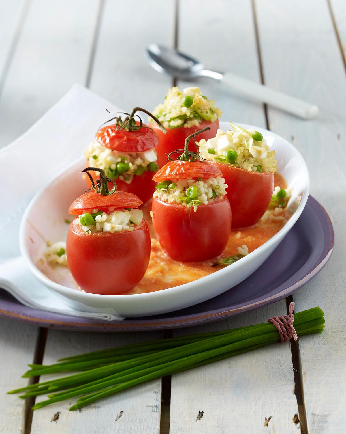 Gefüllte Tomaten mit Bulgur, Erbsen, Lauchzwiebeln und Schafskäse Rezept