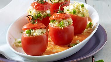 Gefüllte Tomaten mit Bulgur, Erbsen, Lauchzwiebeln und Schafskäse Rezept - Foto: House of Food / Bauer Food Experts KG