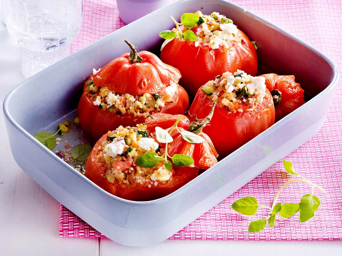 Gefüllte Tomaten mit Couscous, Schafskäse und Zucchini Rezept