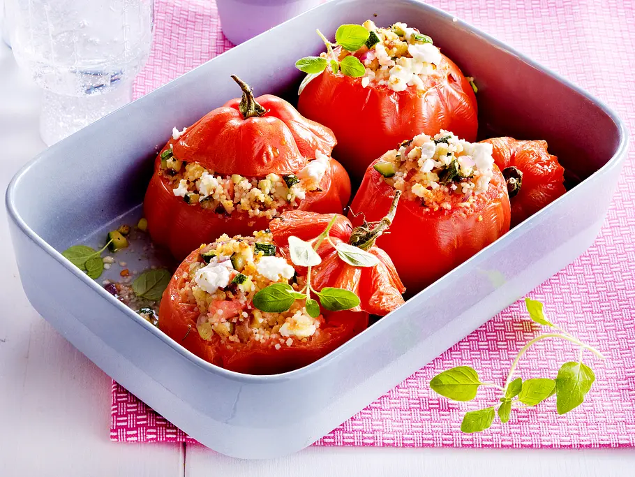 Gefüllte Tomaten mit Couscous, Schafskäse und Zucchini Rezept Gefüllte Tomaten mit Couscous, Schafskäse und Zucchini Rezept