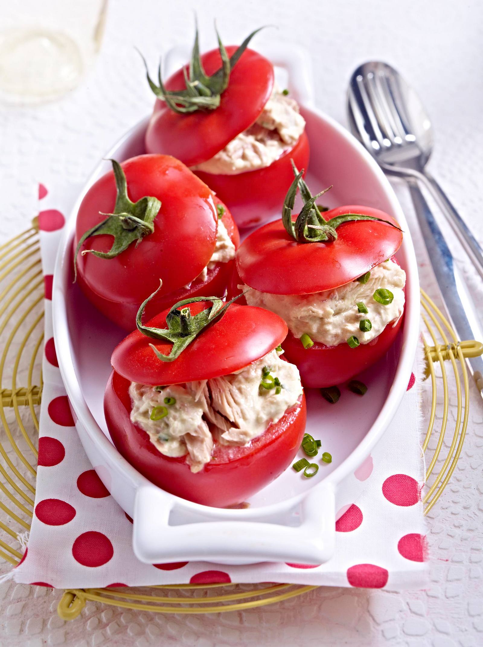 Gefüllte Tomaten mit Thunfisch Rezept | LECKER