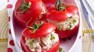 Gefüllte Tomaten mit Thunfisch Rezept - Foto: LECKER @ Bauer Media Group Gefüllte Tomaten mit Thunfisch Rezept - Foto: LECKER @ Bauer Media Group