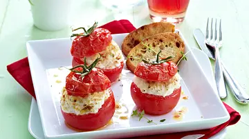 Gefüllte Tomaten mit Ziegenfrischkäsecreme Rezept - Foto: LECKER @ Bauer Media Group Gefüllte Tomaten mit Ziegenfrischkäsecreme Rezept - Foto: LECKER @ Bauer Media Group