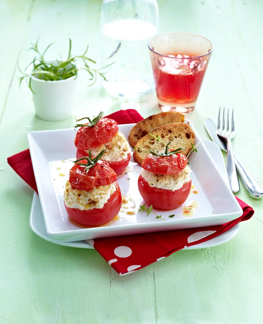 Gefüllte Tomaten mit Ziegenfrischkäsecreme Rezept Gefüllte Tomaten mit Ziegenfrischkäsecreme Rezept