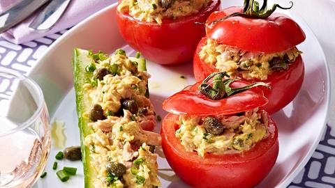 Gefüllte Tomaten und Gurken mit Thunfisch Rezept - Foto: House of Food / Bauer Food Experts KG
