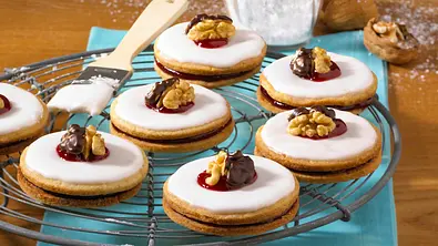 Gefüllte Walnussplätzchen Rezept - Foto: LECKER @ Bauer Media Group