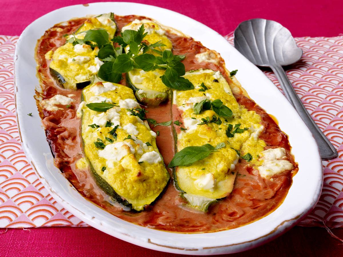 Gefüllte Zucchini mit Feta in Tomatensoße Rezept