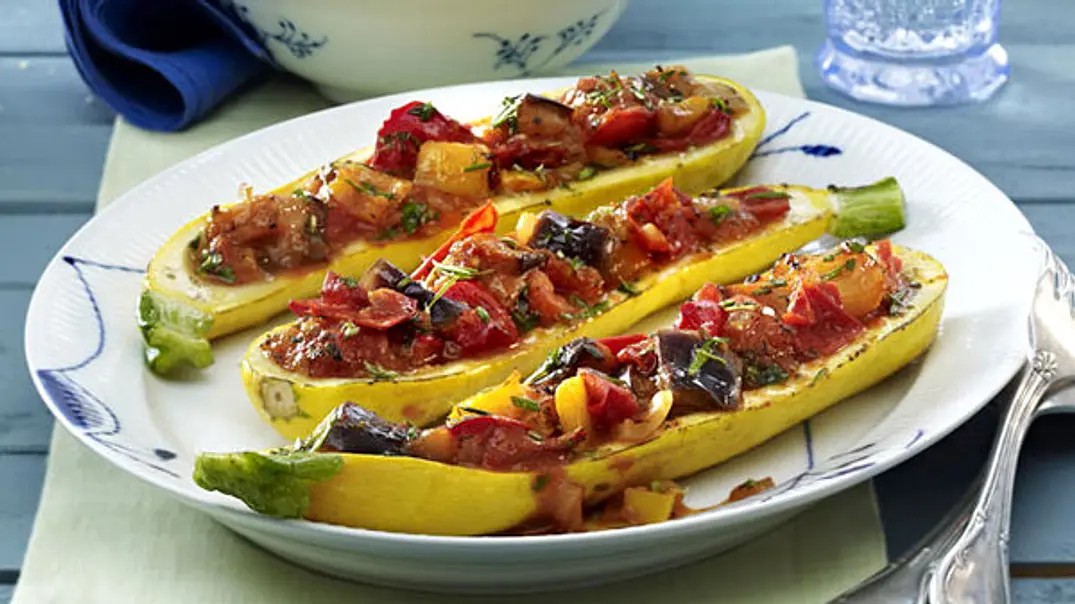 Gefüllte Zucchini mit Ratatouille Rezept - Foto: LECKER @ Bauer Media Group Gefüllte Zucchini mit Ratatouille Rezept - Foto: LECKER @ Bauer Media Group