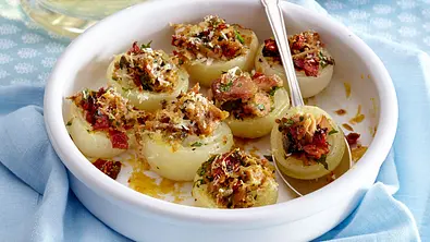 Gefüllte Zwiebelhälften mit Thunfisch Rezept - Foto: LECKER @ Bauer Media Group