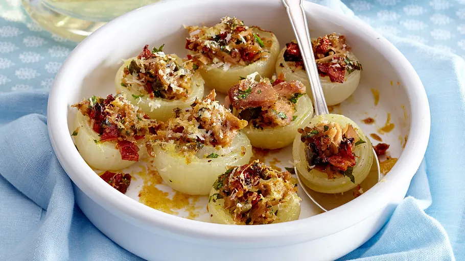 Gefüllte Zwiebelhälften mit Thunfisch Rezept - Foto: LECKER @ Bauer Media Group Gefüllte Zwiebelhälften mit Thunfisch Rezept - Foto: LECKER @ Bauer Media Group