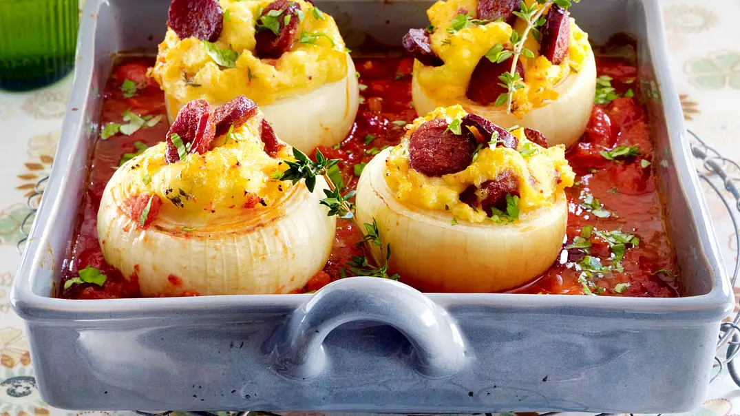 Gefüllte Zwiebeln mit Chorizo-Kartoffelpüree Rezept - Foto: LECKER @ Bauer Media Group Gefüllte Zwiebeln mit Chorizo-Kartoffelpüree Rezept - Foto: LECKER @ Bauer Media Group