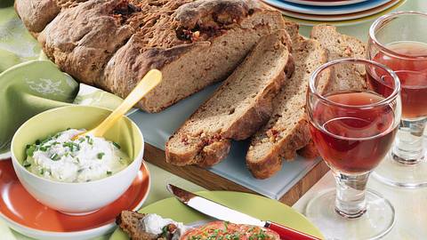 Gefüllter Bauernzopf mit Frischkäse-Aufstrich Rezept - Foto: Först, Thomas