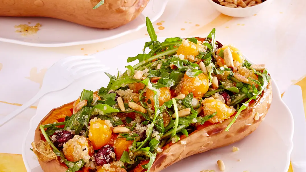 Gefüllter Butternut mit Quinoa und Cranberries Rezept - Foto: LECKER @ Bauer Media Group Gefüllter Butternut mit Quinoa und Cranberries Rezept - Foto: LECKER @ Bauer Media Group