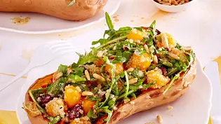 Gefüllter Butternut mit Quinoa und Cranberries Rezept - Foto: LECKER @ Bauer Media Group Gefüllter Butternut mit Quinoa und Cranberries Rezept - Foto: LECKER @ Bauer Media Group