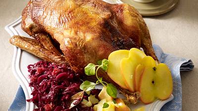 Gefüllter Gänsebraten mit Feigen-Rotkohl und Knödeln Rezept - Foto: LECKER @ Bauer Media Group
