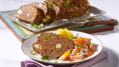 Gefüllter Hackbraten mit Möhrengemüse Rezept - Foto: LECKER @ Bauer Media Group