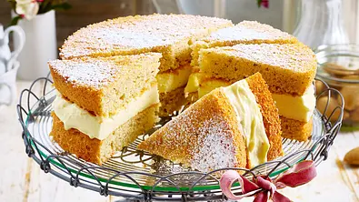 Gefüllter Mandelkuchen mit Puddingcreme Rezept - Foto: LECKER @ Bauer Media Group Gefüllter Mandelkuchen mit Puddingcreme Rezept - Foto: LECKER @ Bauer Media Group