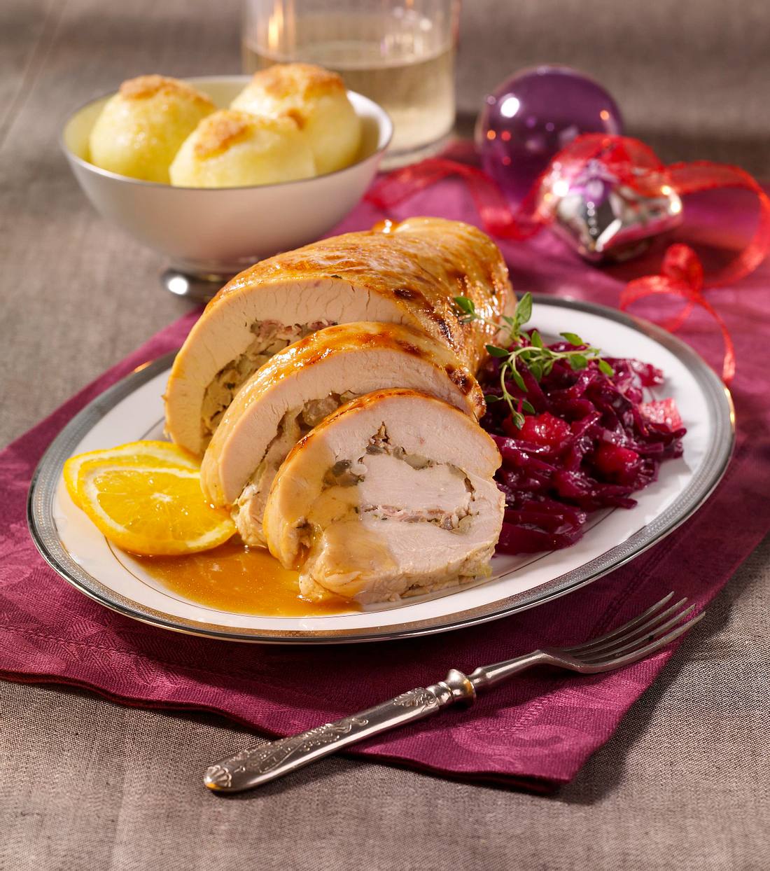 Gefüllter Putenbraten mit Rotkohl und Klößen Rezept | LECKER