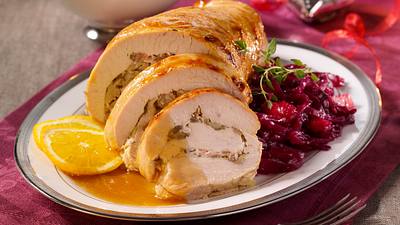 Gefüllter Putenbraten mit Rotkohl und Klößen Rezept - Foto: House of Food / Bauer Food Experts KG