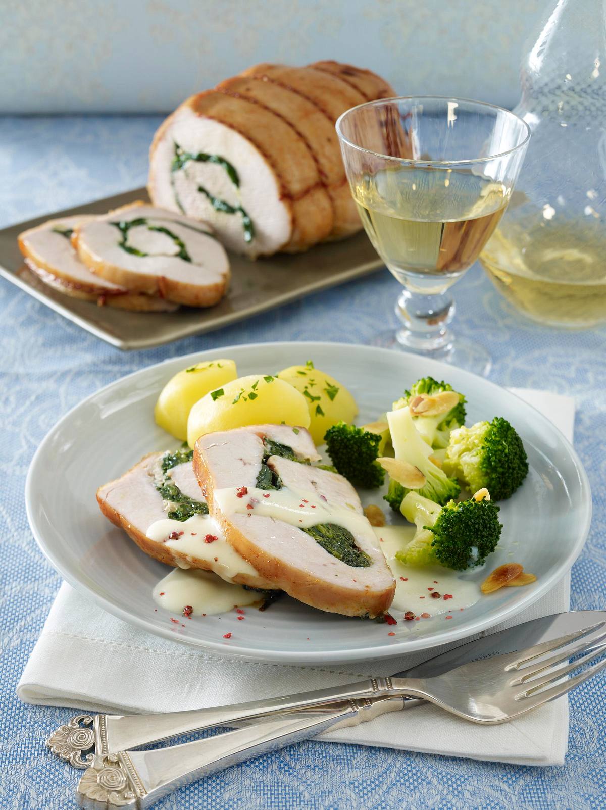 Gefüllter Putenbraten mit Spinat und Gorgonzola in Weißweinsoße und Mandel-Brokkoli Rezept