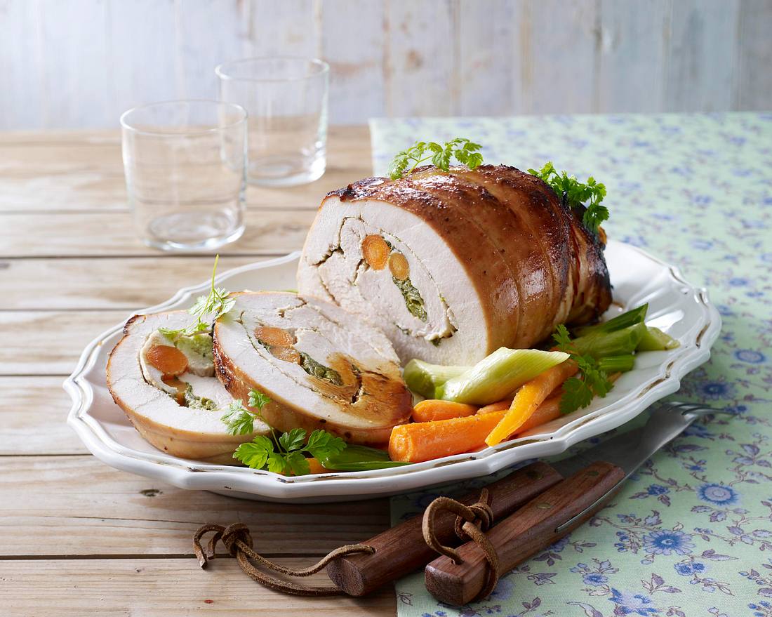 Gefüllter Putenrollbraten (Osterbrunch) Rezept | LECKER