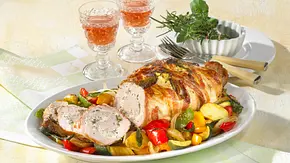 Gefüllter Putenrollbraten zu buntem Paprika-Gemüse Rezept - Foto: LECKER @ Bauer Media Group