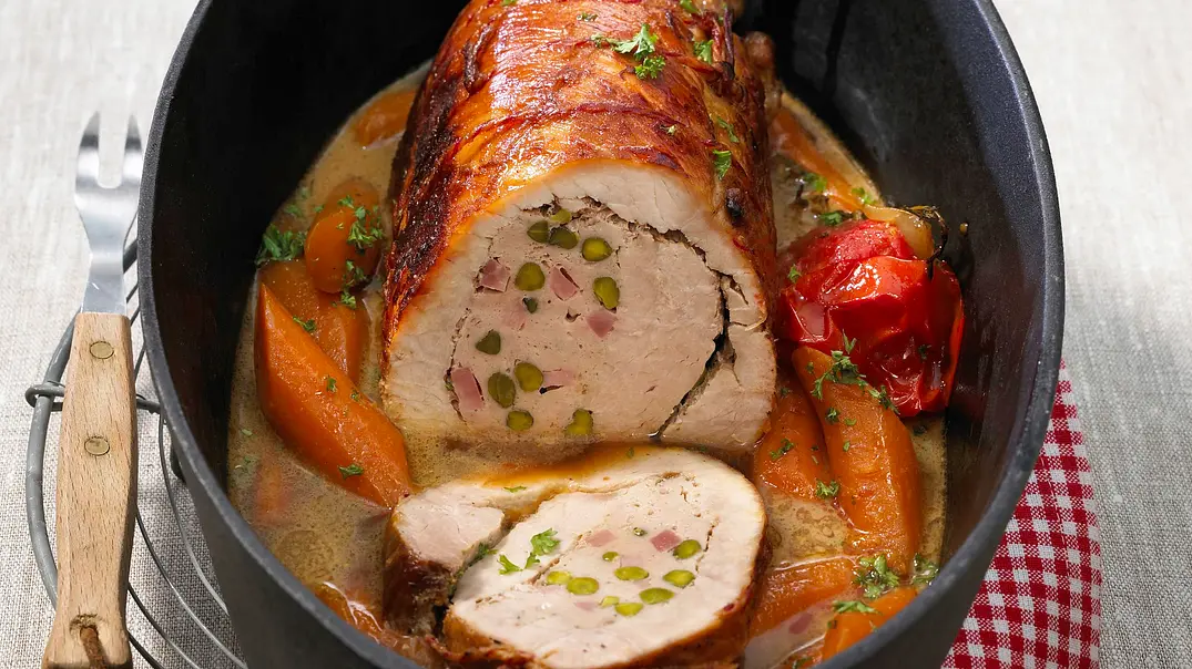 Gefüllter Rollbraten mit Pistazien Rezept - Foto: LECKER @ Bauer Media Group Gefüllter Rollbraten mit Pistazien Rezept - Foto: LECKER @ Bauer Media Group