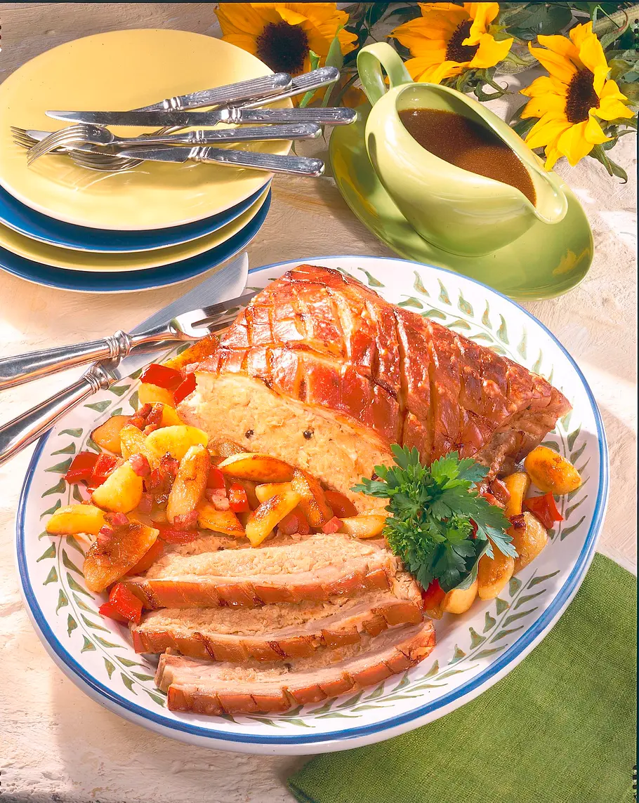 Gefüllter Schweinebauch mit Sauerkraut und Röstkartoffeln Rezept Gefüllter Schweinebauch mit Sauerkraut und Röstkartoffeln Rezept
