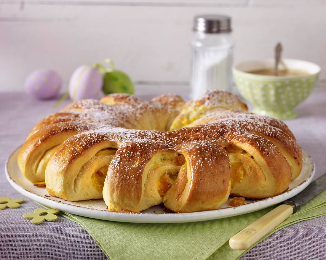 Gefüllter Sonnen-Hefekranz mit Puddingcreme und Aprikosen Rezept | LECKER