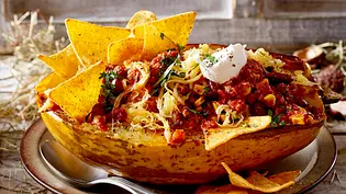 Gefüllter Spaghettikürbis mit Chili con carne Rezept - Foto: LECKER @ Bauer Media Group Gefüllter Spaghettikürbis mit Chili con carne Rezept - Foto: LECKER @ Bauer Media Group