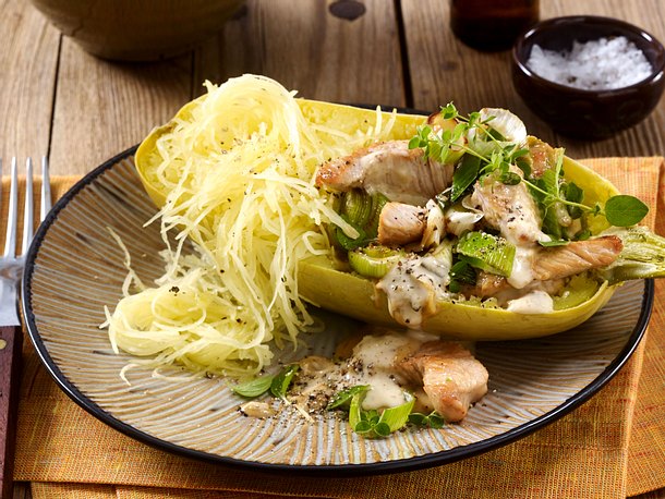 Gefüllter Spaghettikürbis mit Putengeschnetzeltem Gefüllter Spaghettikürbis mit Putengeschnetzeltem