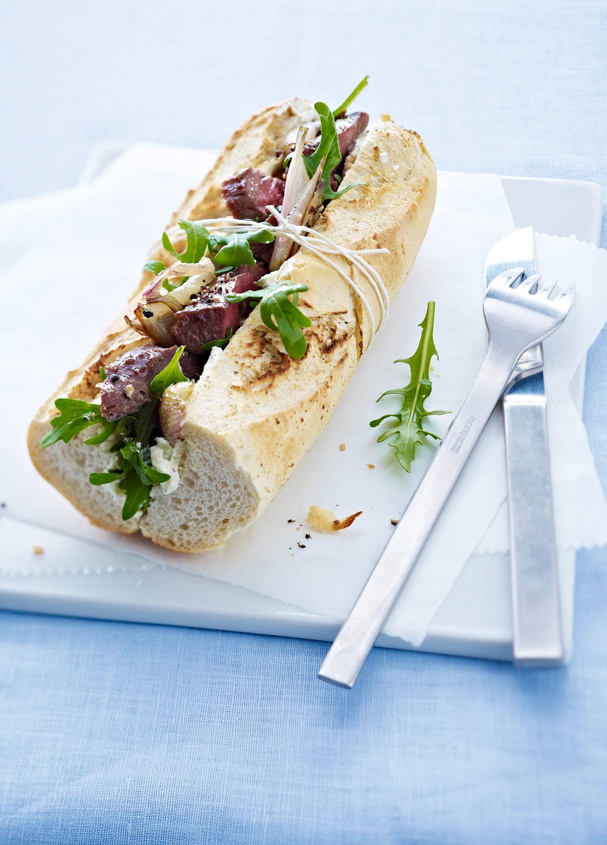 Gefülltes Baguette mit gebratenem Lammfilet, Rauke und karamellisierten Schalotten Rezept