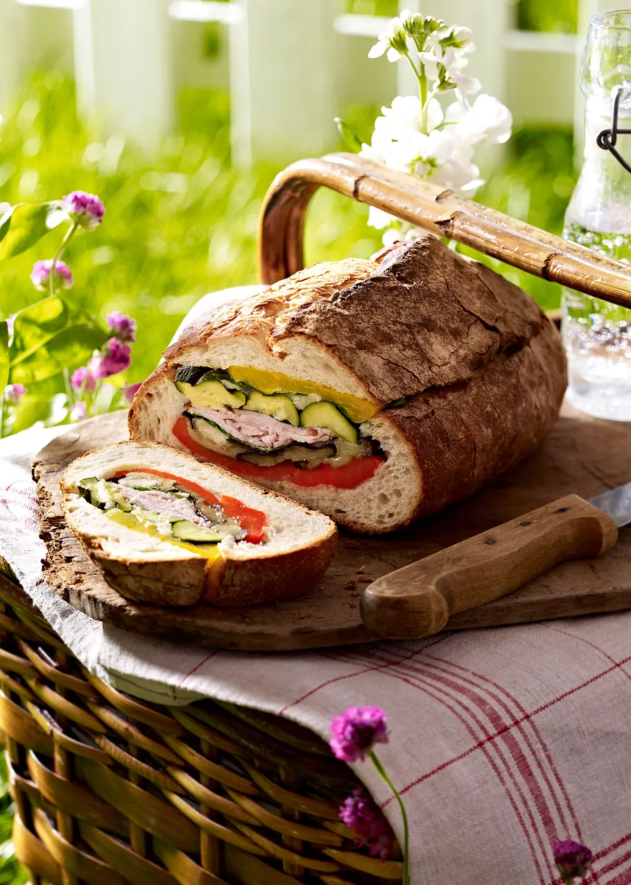 Gefülltes Brot mit gegrilltem Gemüse und Hähnchen Rezept Gefülltes Brot mit gegrilltem Gemüse und Hähnchen Rezept