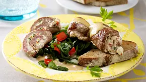 Gefülltes Kalbsschnitzel zu Spinat-Paprika-Gemüse Rezept - Foto: LECKER @ Bauer Media Group