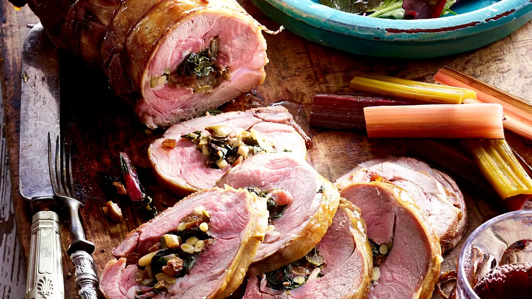 Gefülltes Lamm mit buntem Mangold Rezept - Foto: LECKER @ Bauer Media Group Gefülltes Lamm mit buntem Mangold Rezept - Foto: LECKER @ Bauer Media Group