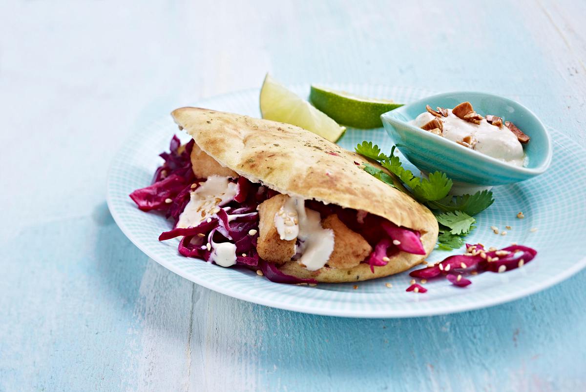 Gefülltes Naan-Brot mit Rotkohlsalat, Hähnchen und Sesam-Dip Rezept