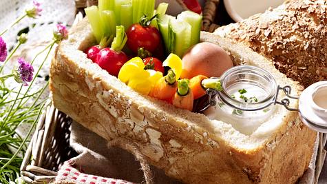 Gefülltes Picknick-Brot mit Rohkost Rezept - Foto: House of Food / Bauer Food Experts KG