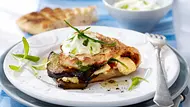 Gefülltes Putenschnitzel mit Fetakäse, Auberginen und Estragon mit Joghurt-Knoblauch-Dip Rezept - Foto: LECKER @ Bauer Media Group