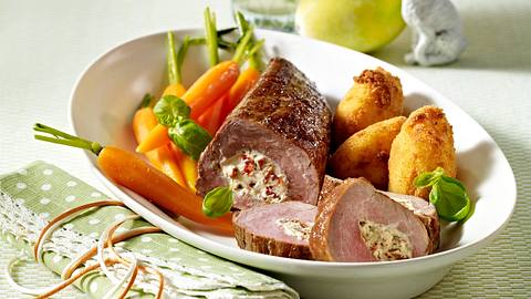Gefülltes Schweinefilet mit Möhren und Kartoffelnocken Rezept - Foto: House of Food / Bauer Food Experts KG