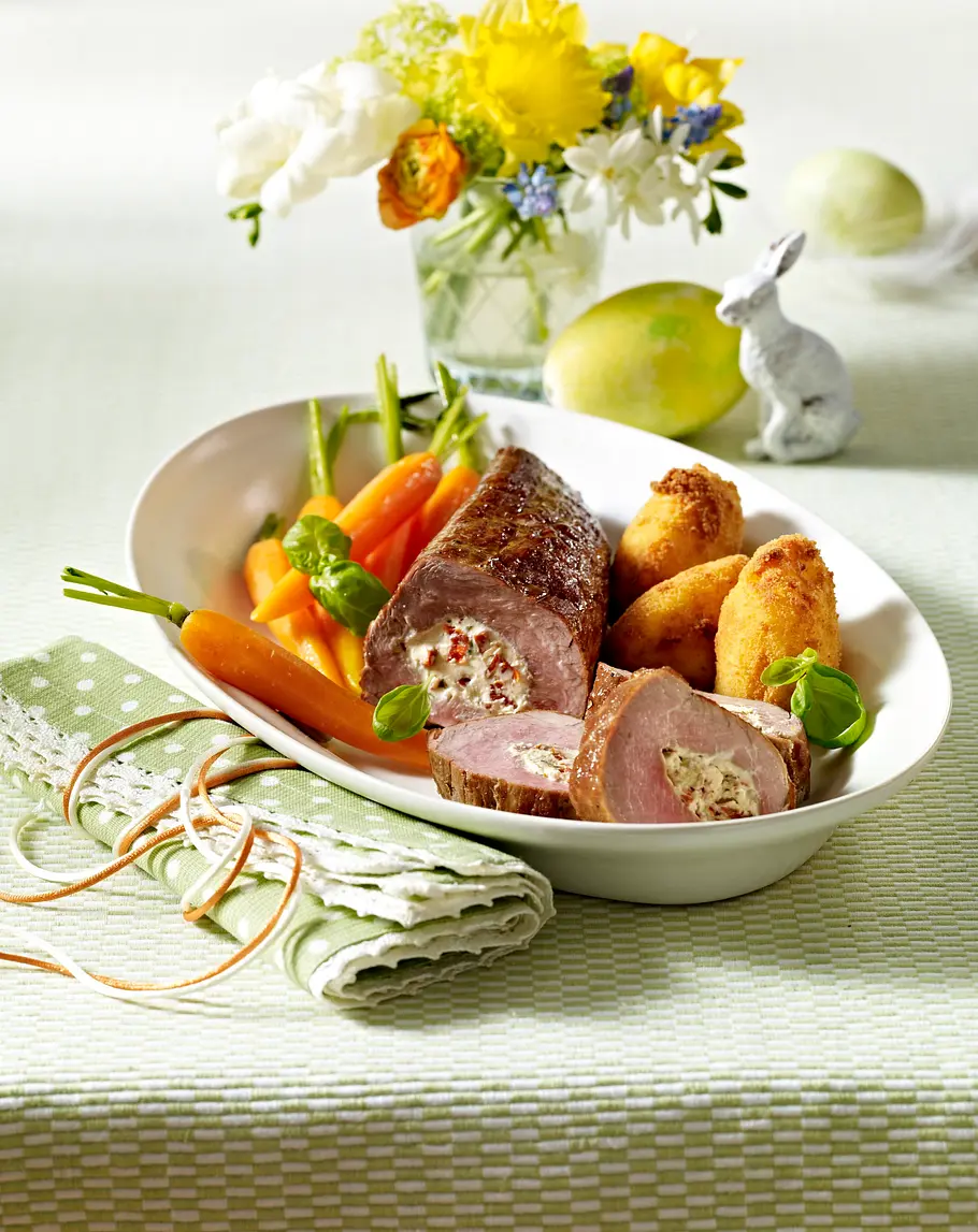 Gefülltes Schweinefilet mit Möhren und Kartoffelnocken (Titel) Rezept Gefülltes Schweinefilet mit Möhren und Kartoffelnocken Rezept